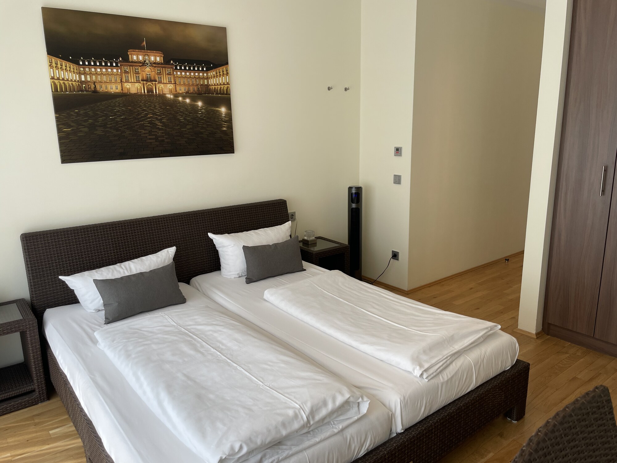 Schlafbereich mit Doppelbett und Wandbild Mannheimer Schloss