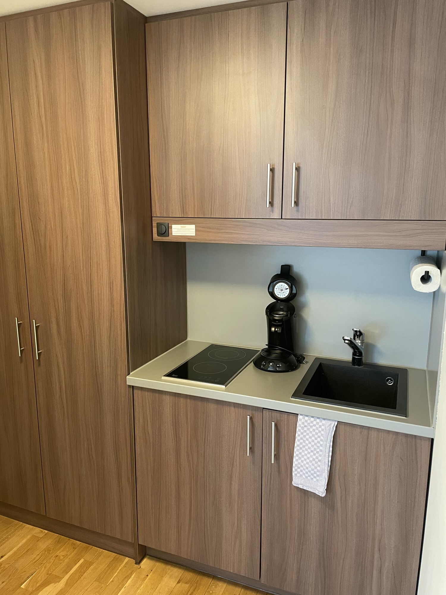 Küchenzeile mit Kaffeemaschine und Induktionskochfeld